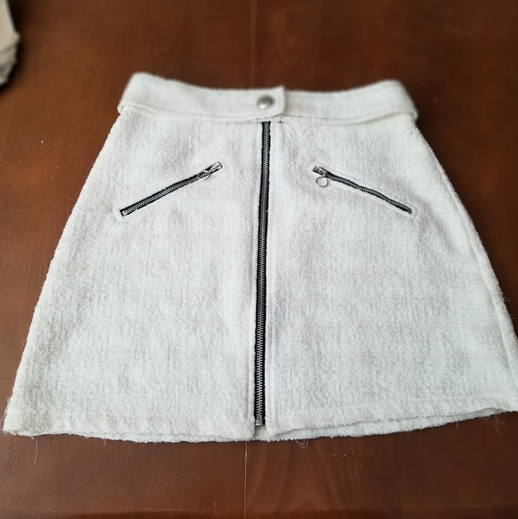 Zara Basic Mini Skirt - Picture 2 of 3